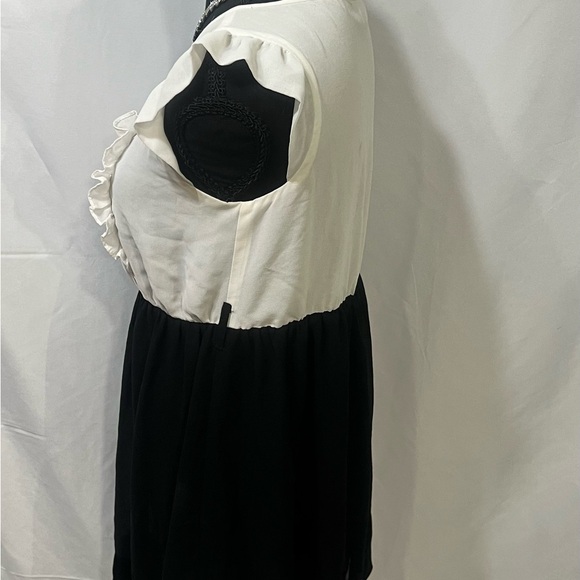 Chic Black and White Mini Dress with Button Accents - Picture 2 of 3